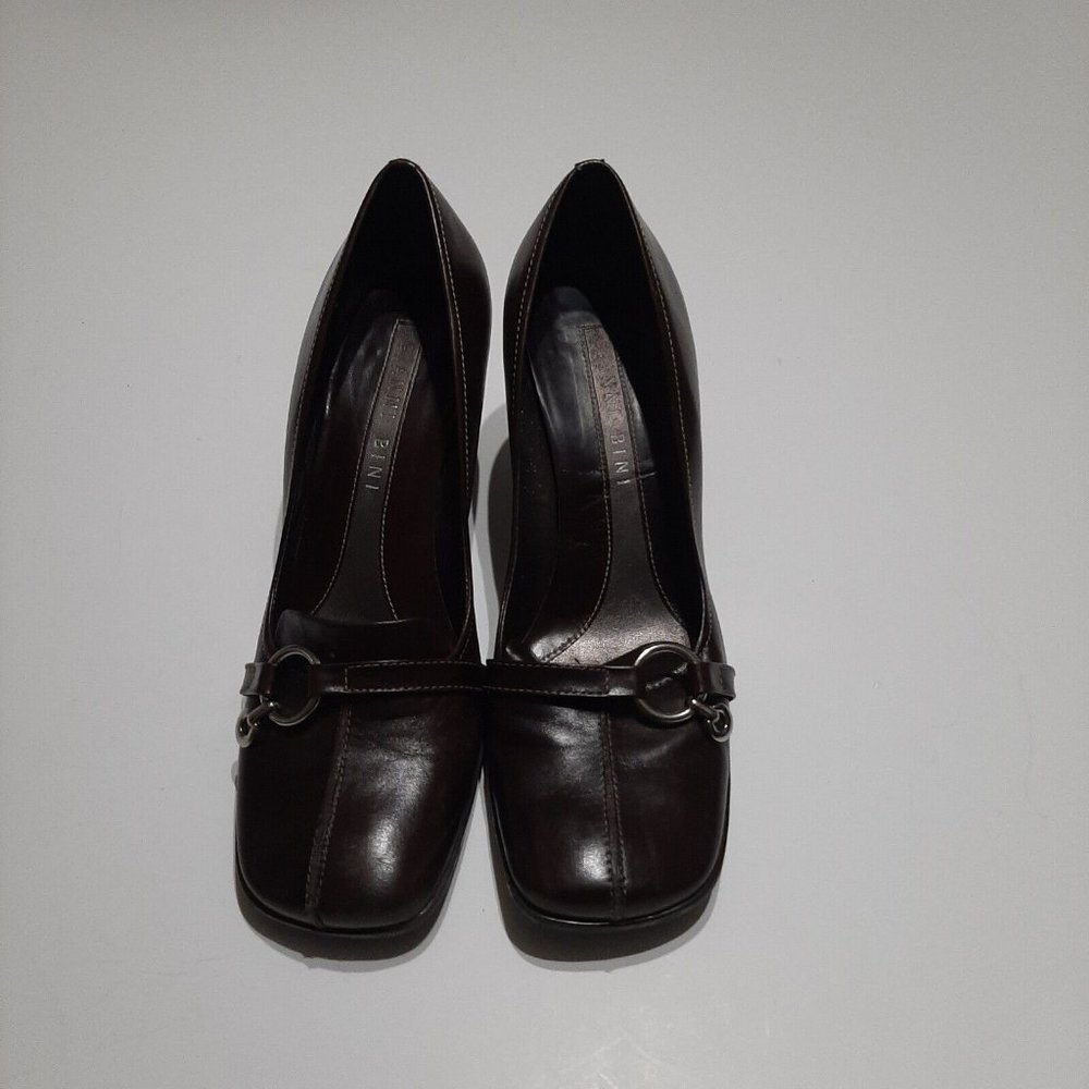 Gianni Bini Brown 100% Leather Ext  Slip On Closed Toe Pumps Shoe Charm SZ 8.5